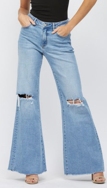Jeans acampanado con rodilla rota