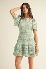 Vestido corto de crochet con manga corta