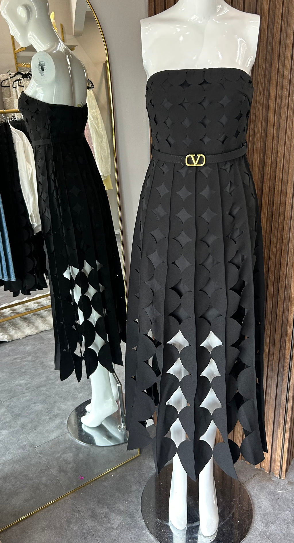 VESTIDO NEGRO CALADO CON CINTO
