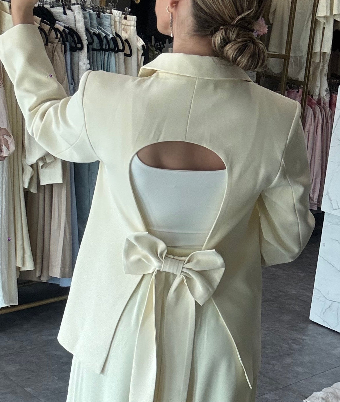 SACO AMARILLO CON MOÑO EN ESPALDA