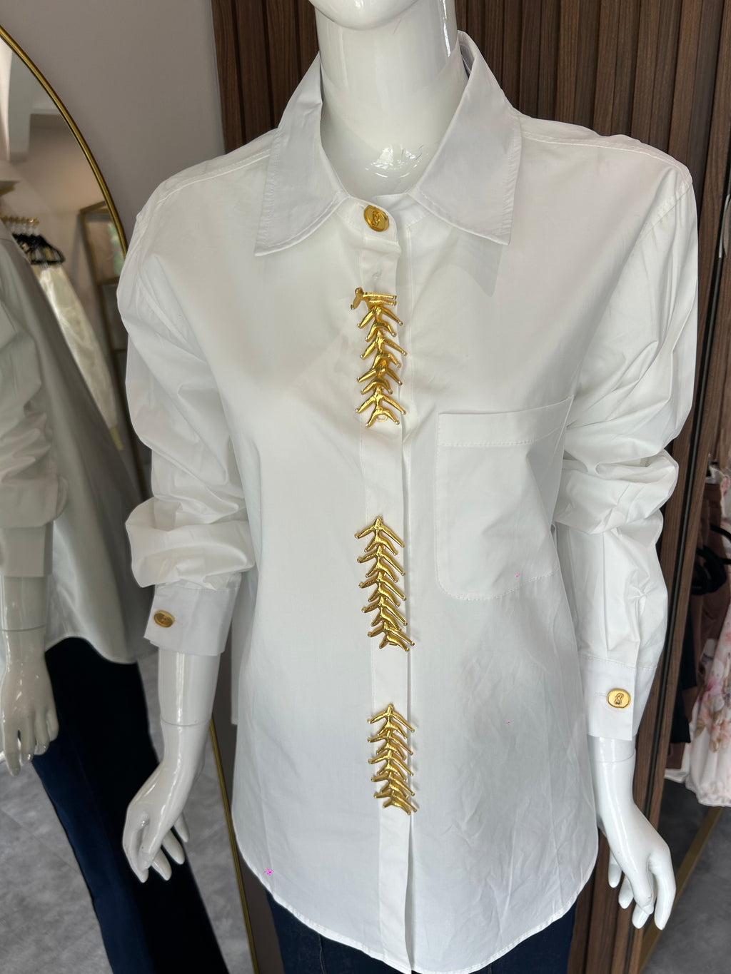 CAMISA DE BOTONES CON APLICACIONES DORADAS