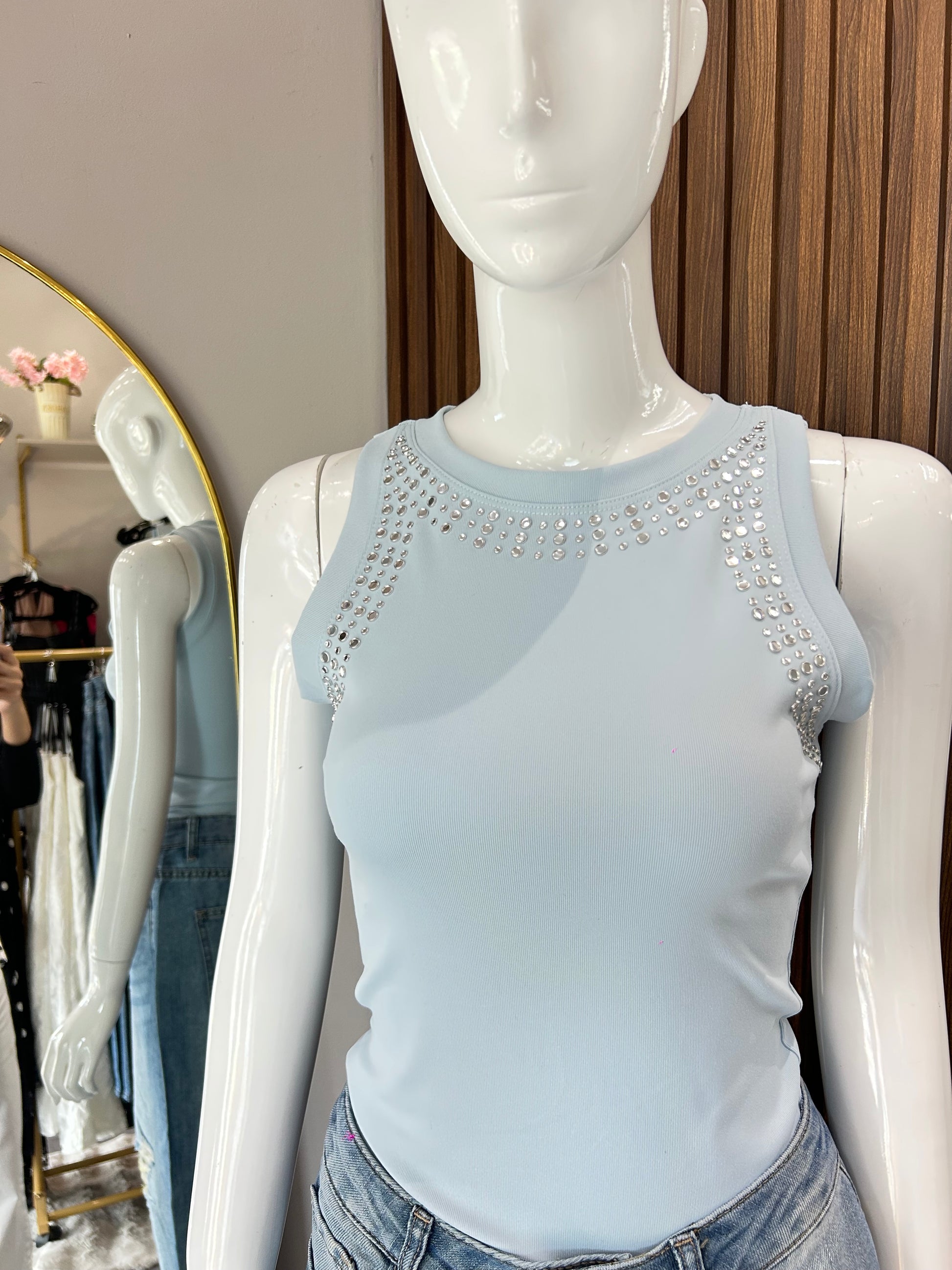 BLUSA BASICA CON APLICACIONES EN ORILLAS