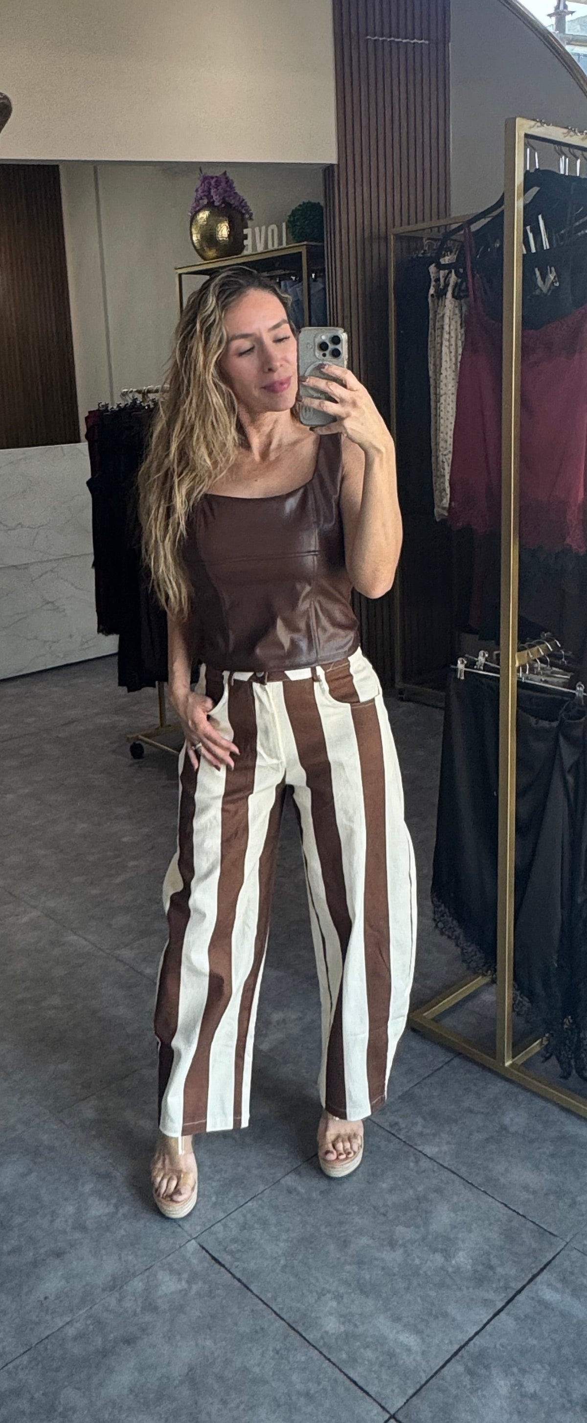 JEANS DE RAYAS BEIGE CON CAFE