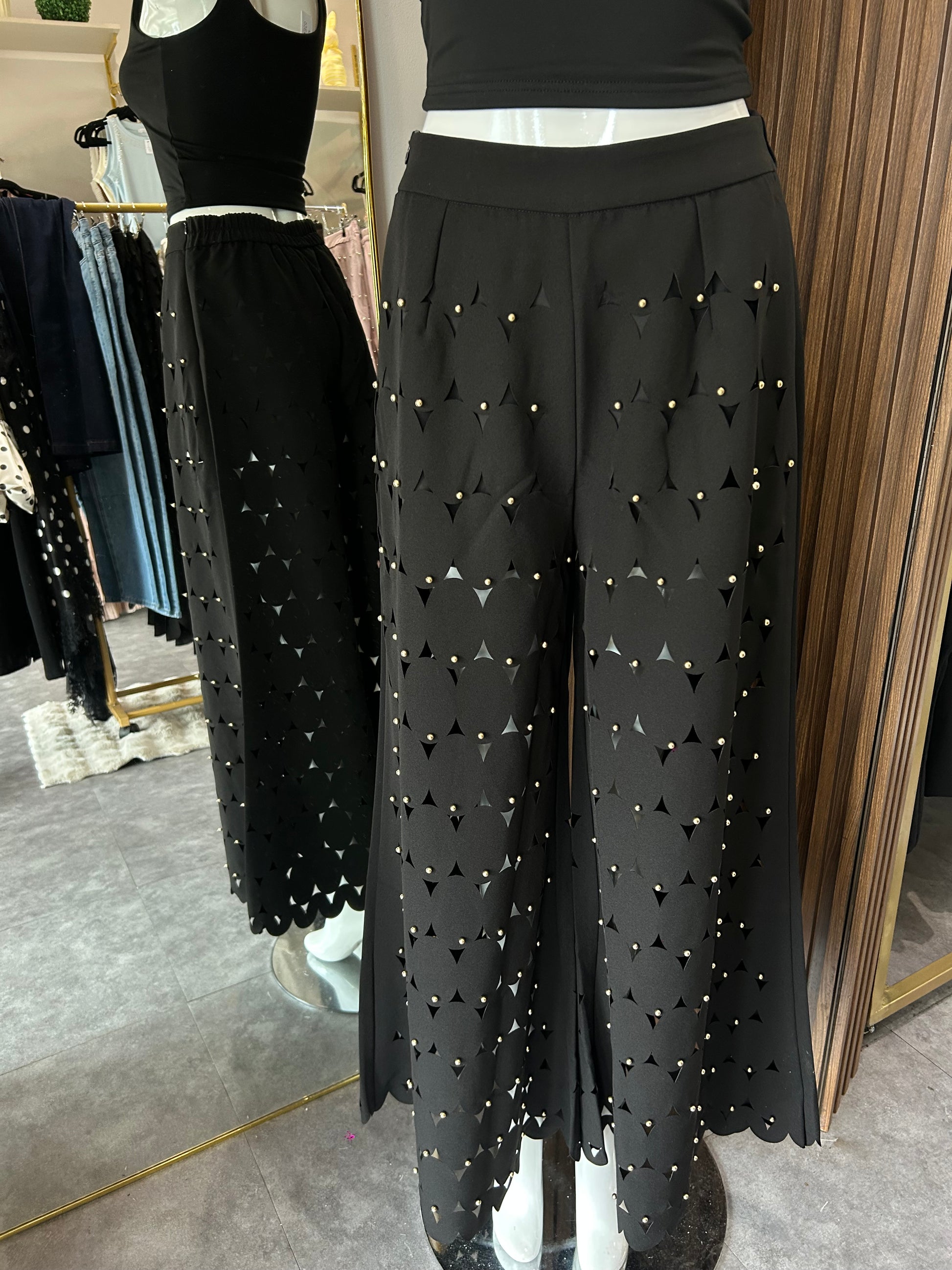 PANTALÓN CALADO CON TACHUELAS DORADAS