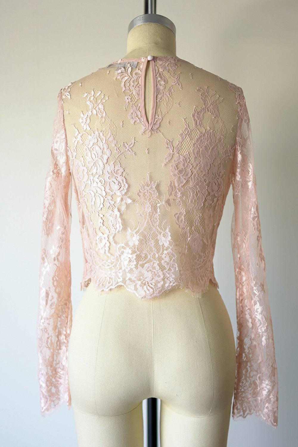 Blusa corta de encaje