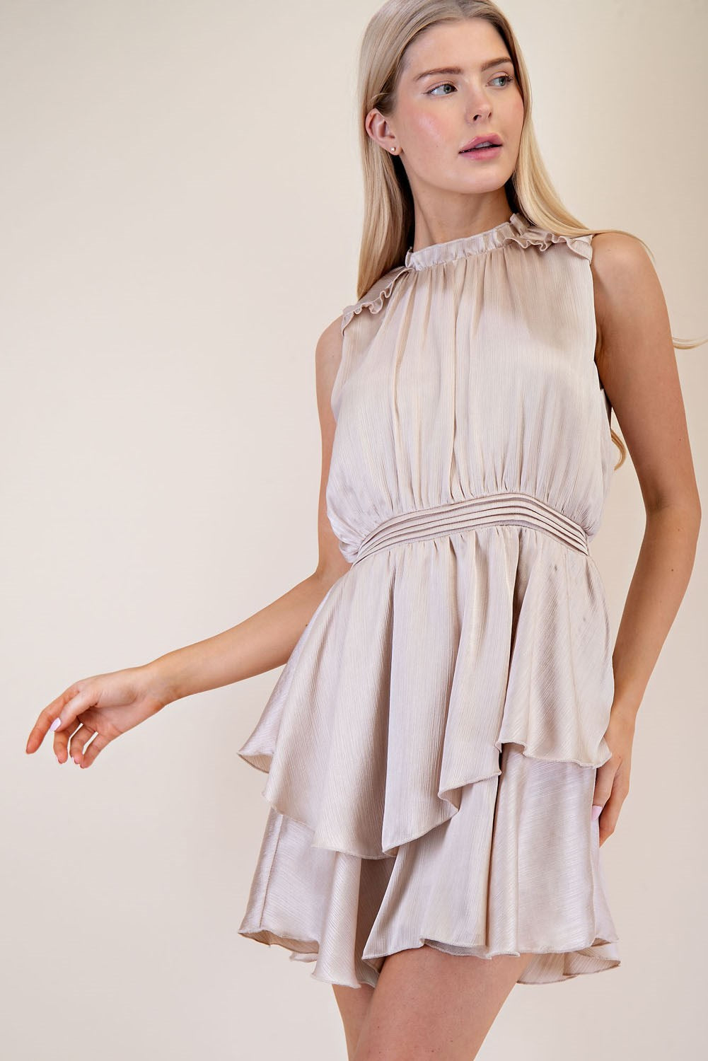 Vestido corto halter con elástico en cintura
