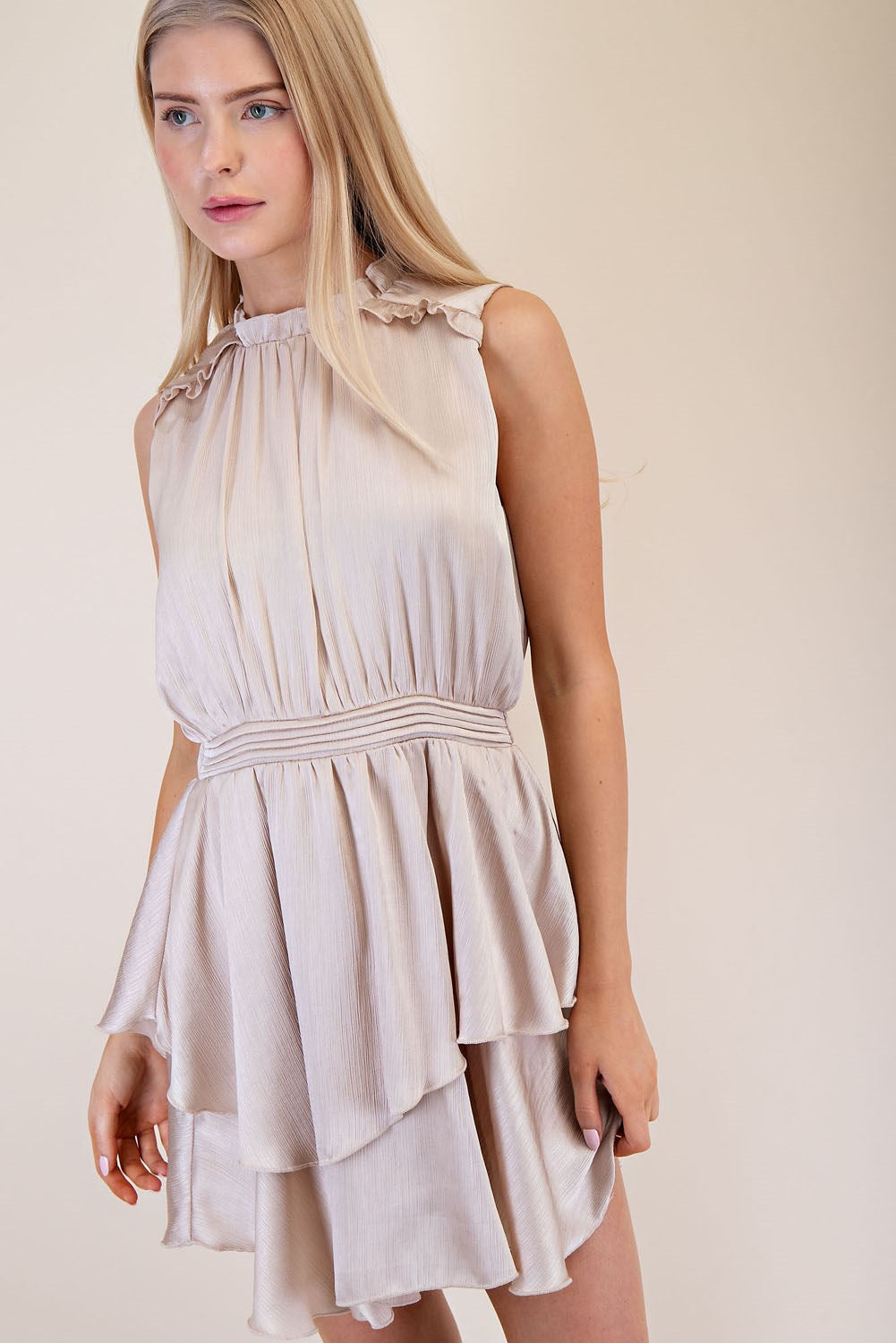 Vestido corto halter con elástico en cintura