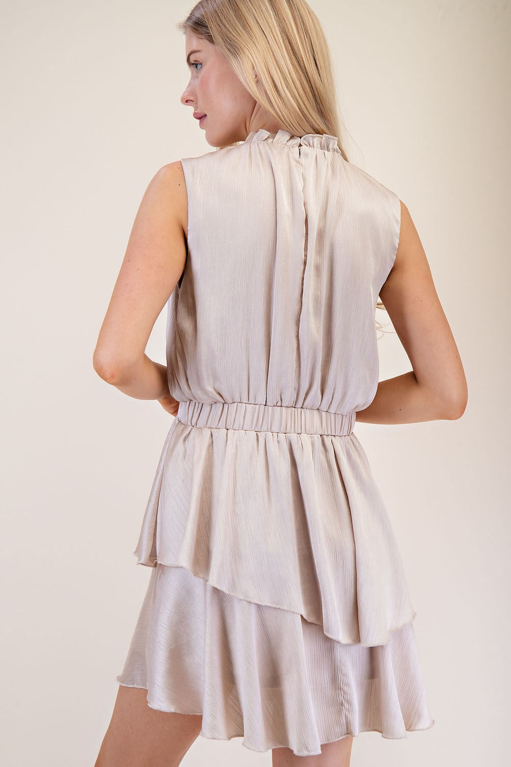 Vestido corto halter con elástico en cintura