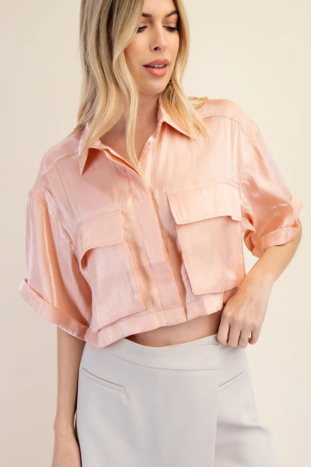 Blusa de botones con bolsas al frente crop top