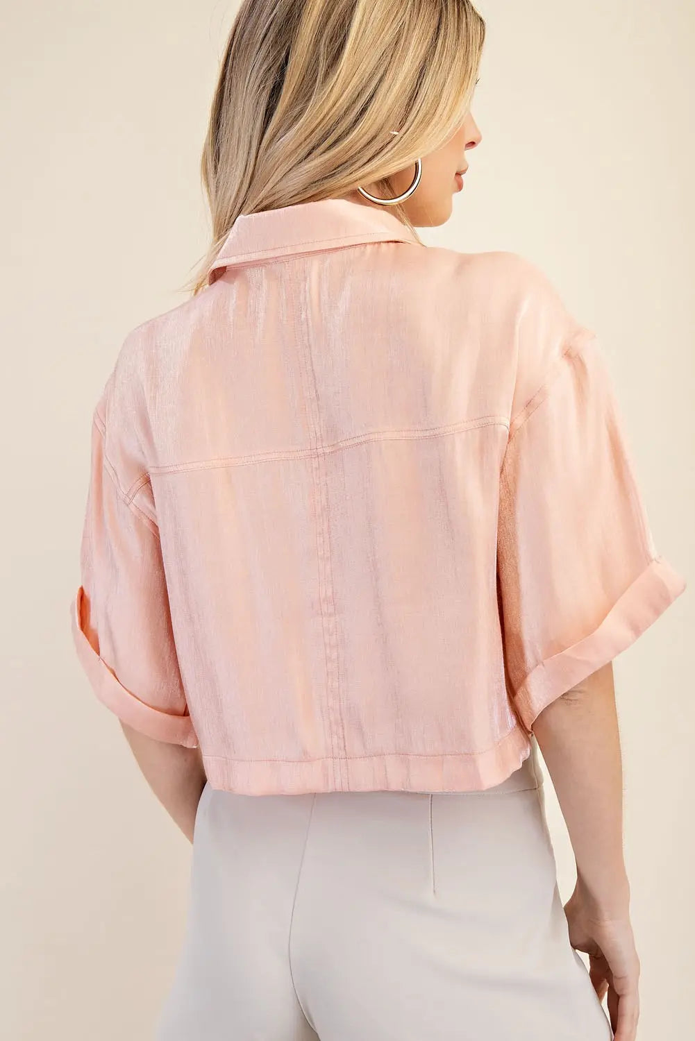 Blusa de botones con bolsas al frente crop top