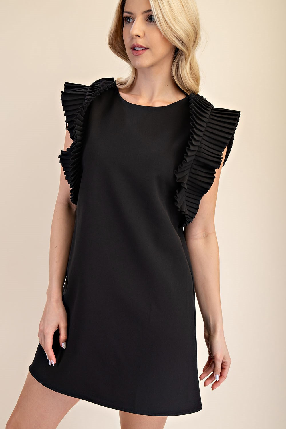Vestido corto recto con tablones en mangas
