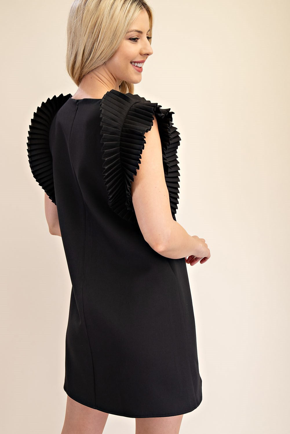 Vestido corto recto con tablones en mangas