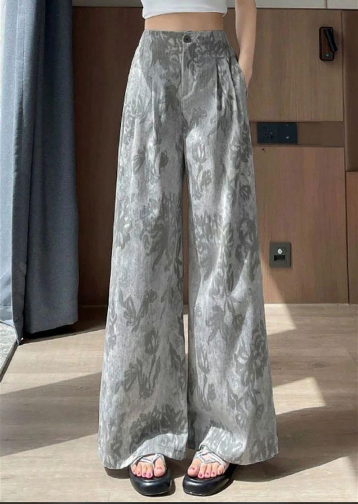Pantalón estampado de pierna ancha con pinzas