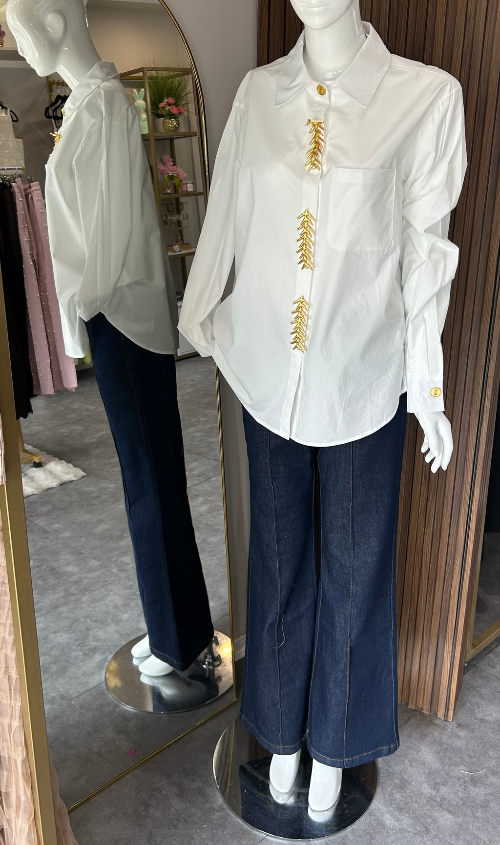 CAMISA DE BOTONES CON APLICACIONES DORADAS