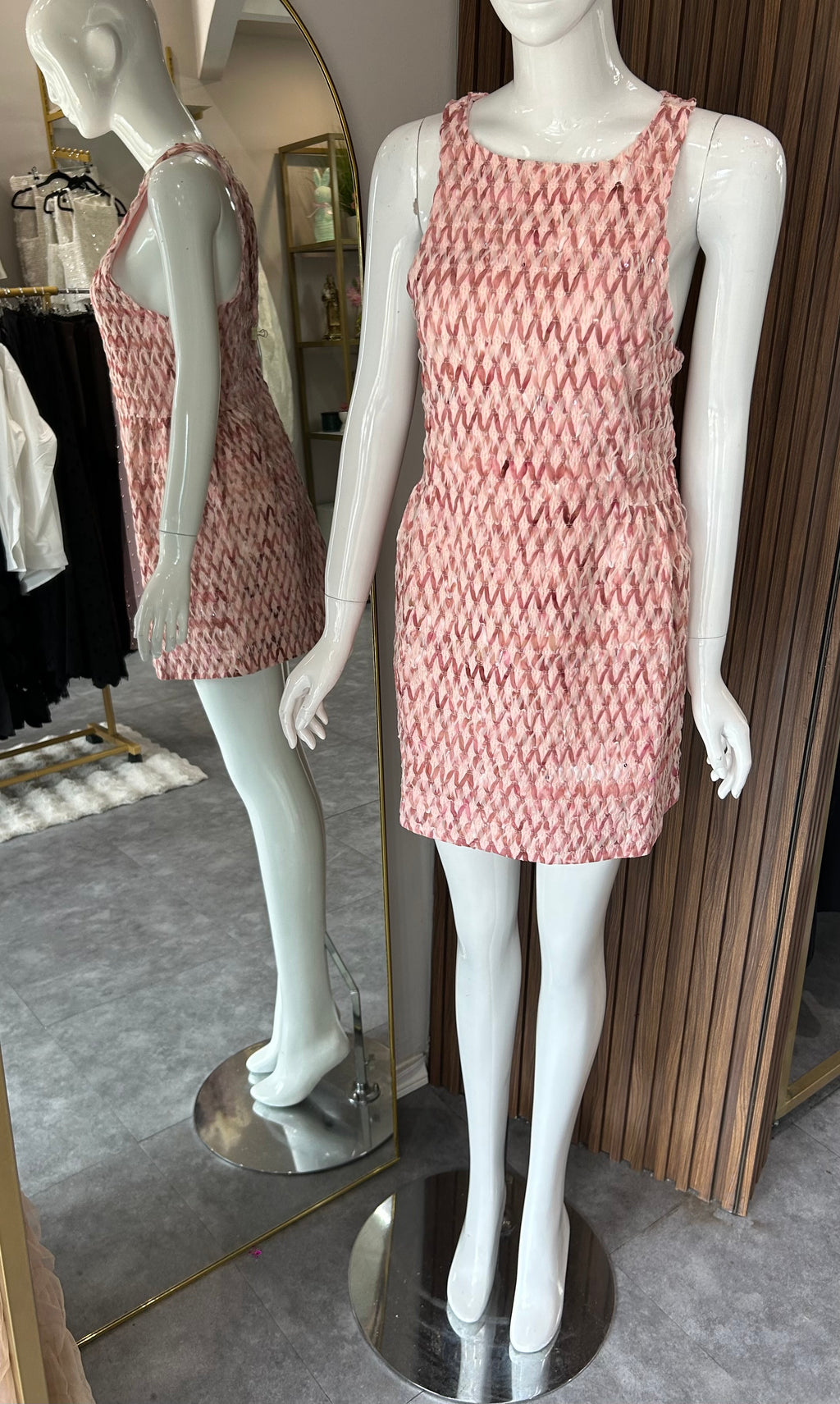 VESTIDO CORTO CON LISTONES ENTRELAZADOS