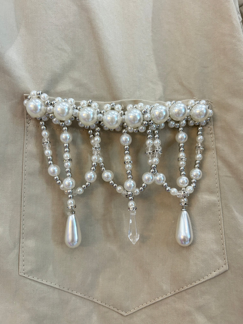 Blusa corta de botones con perlas en bolsa