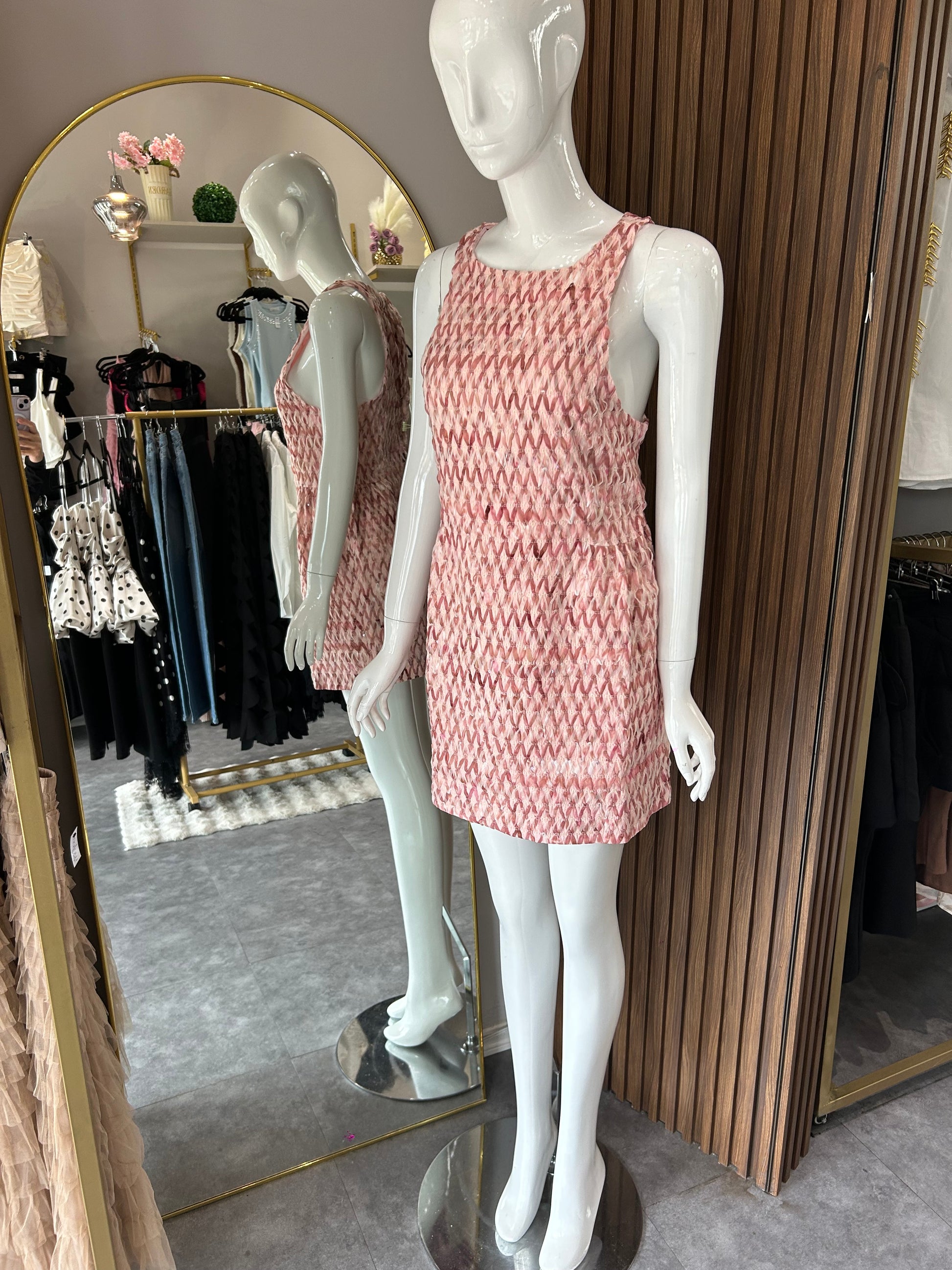 VESTIDO CORTO CON LISTONES ENTRELAZADOS