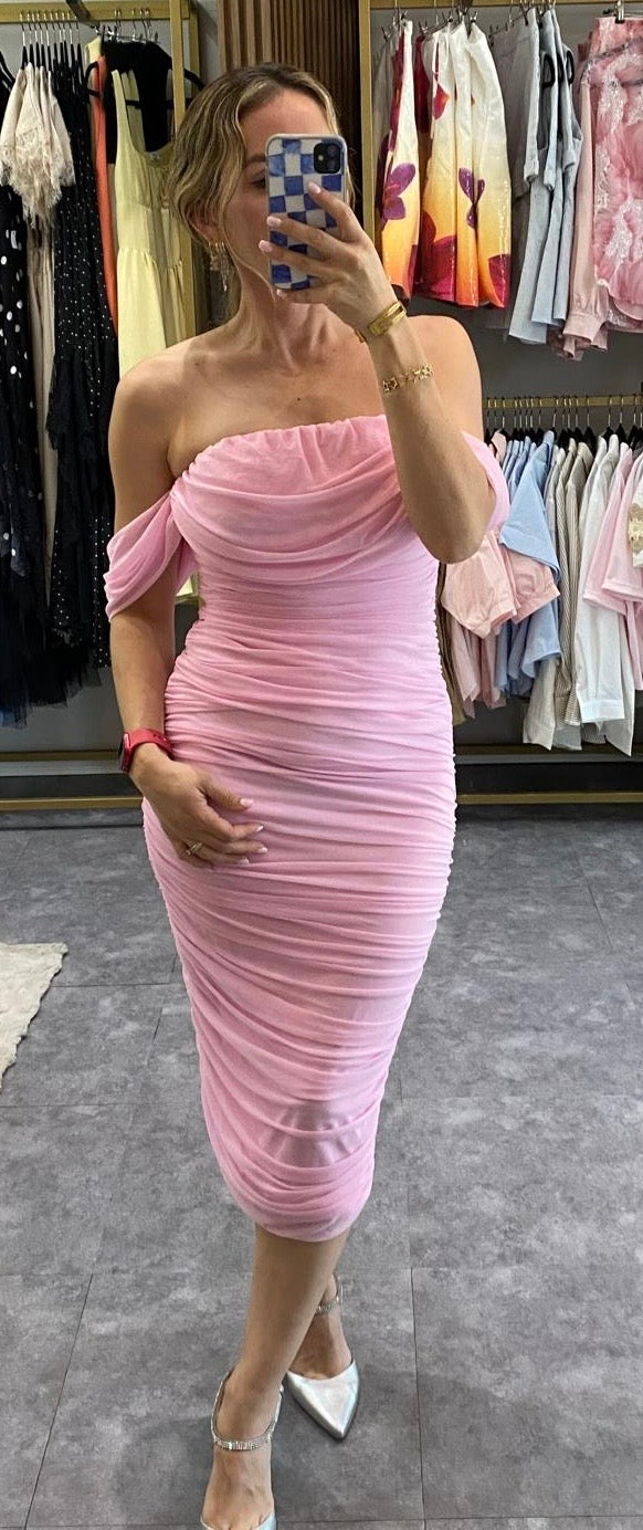 VESTIDO MIDI MESH DE HOMBROS CAIDOS ROSA