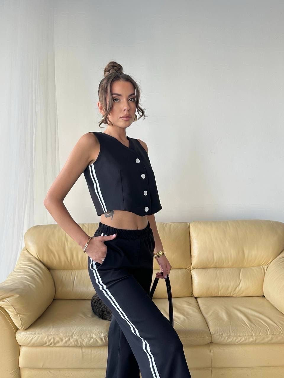 Set de pantalón y chaleco con rayas en los costados