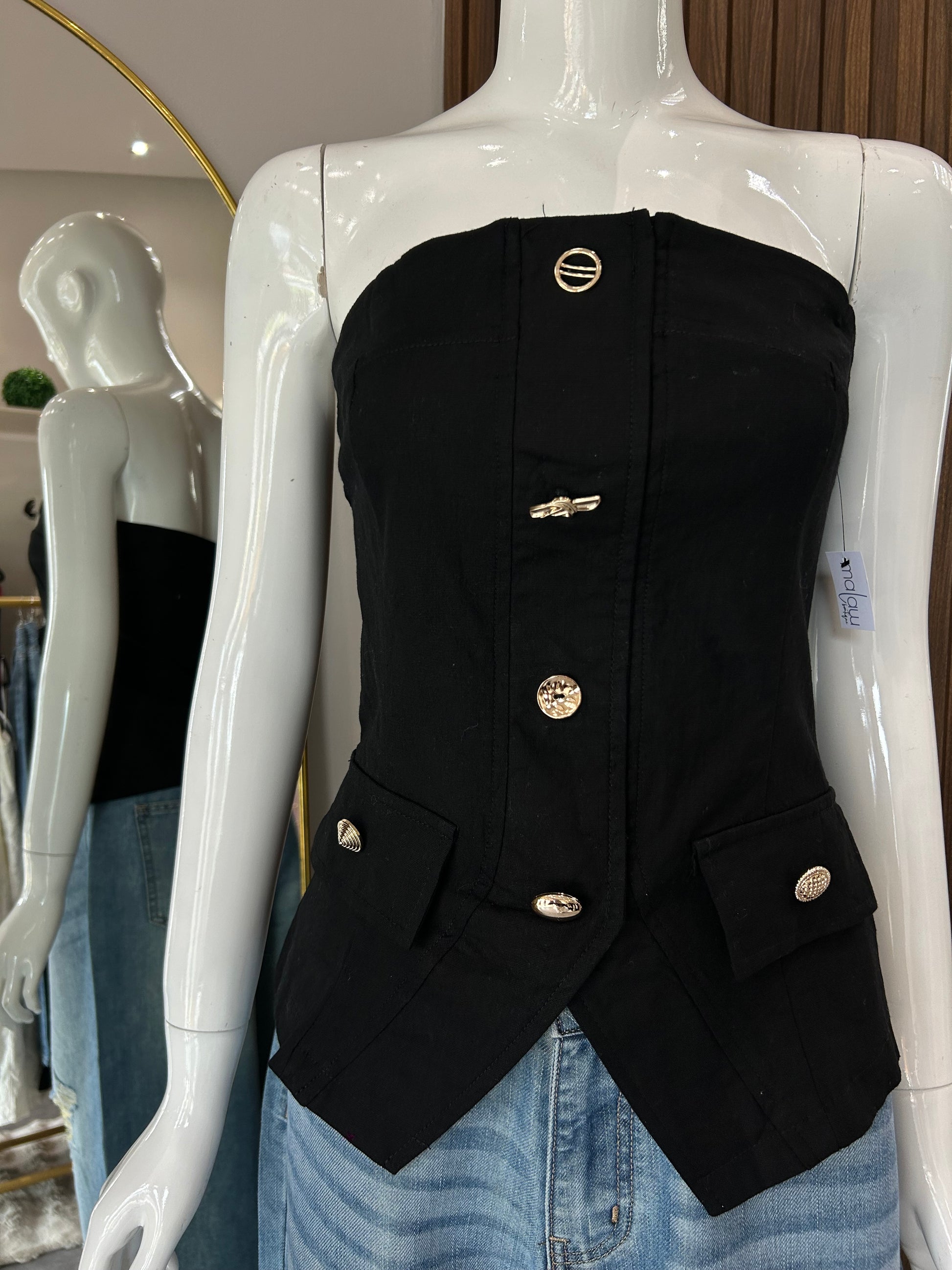 TOP STRAPLE NEGRO CON BOTONES DORADOS