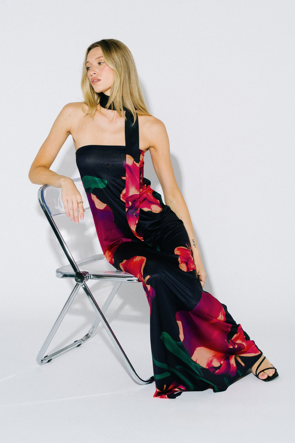 VESTIDO STRAPLE DE LICRA CON FLORES GRANDES