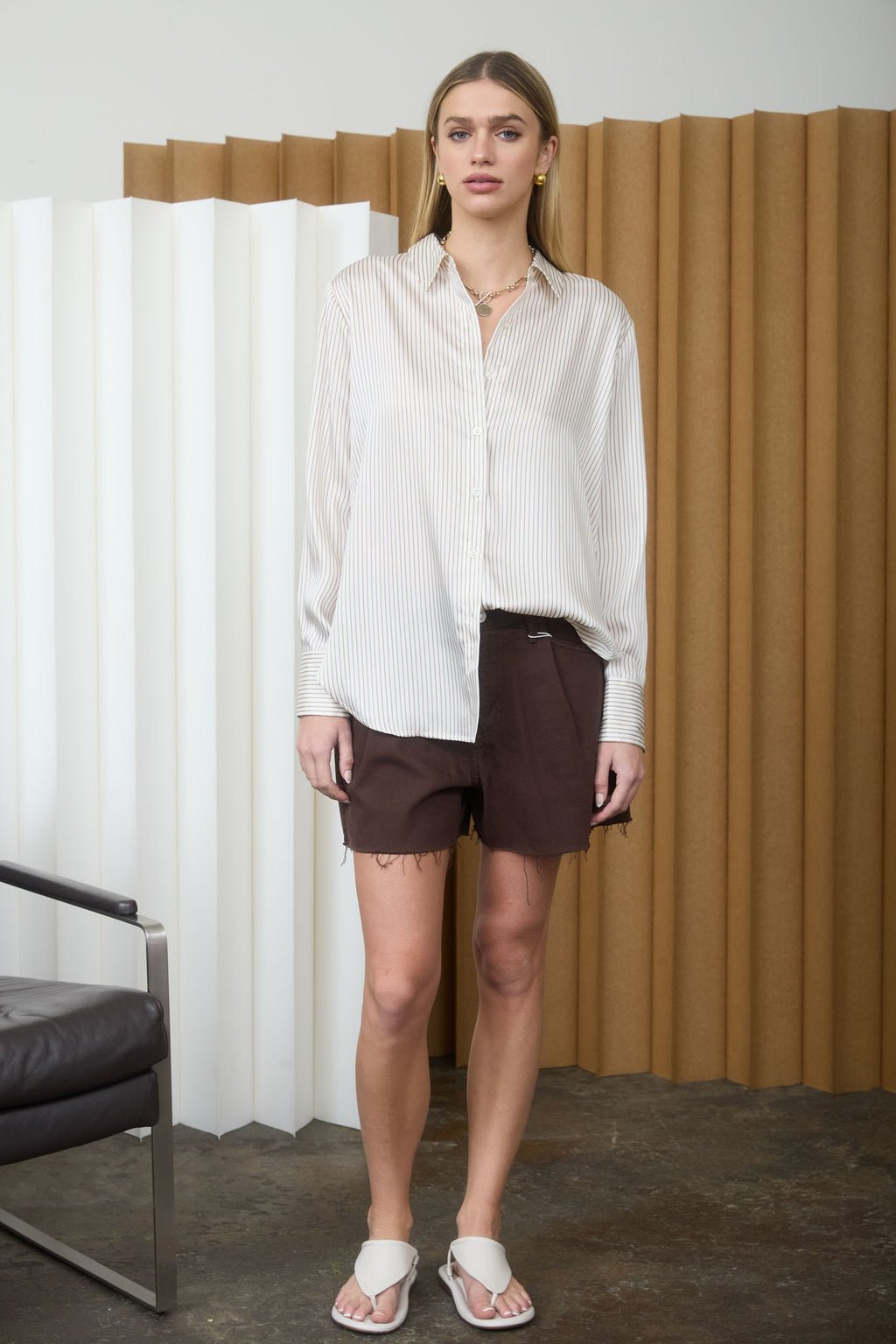 CAMISA DE BOTONES CON RAYAS CAFE Y BEIGE
