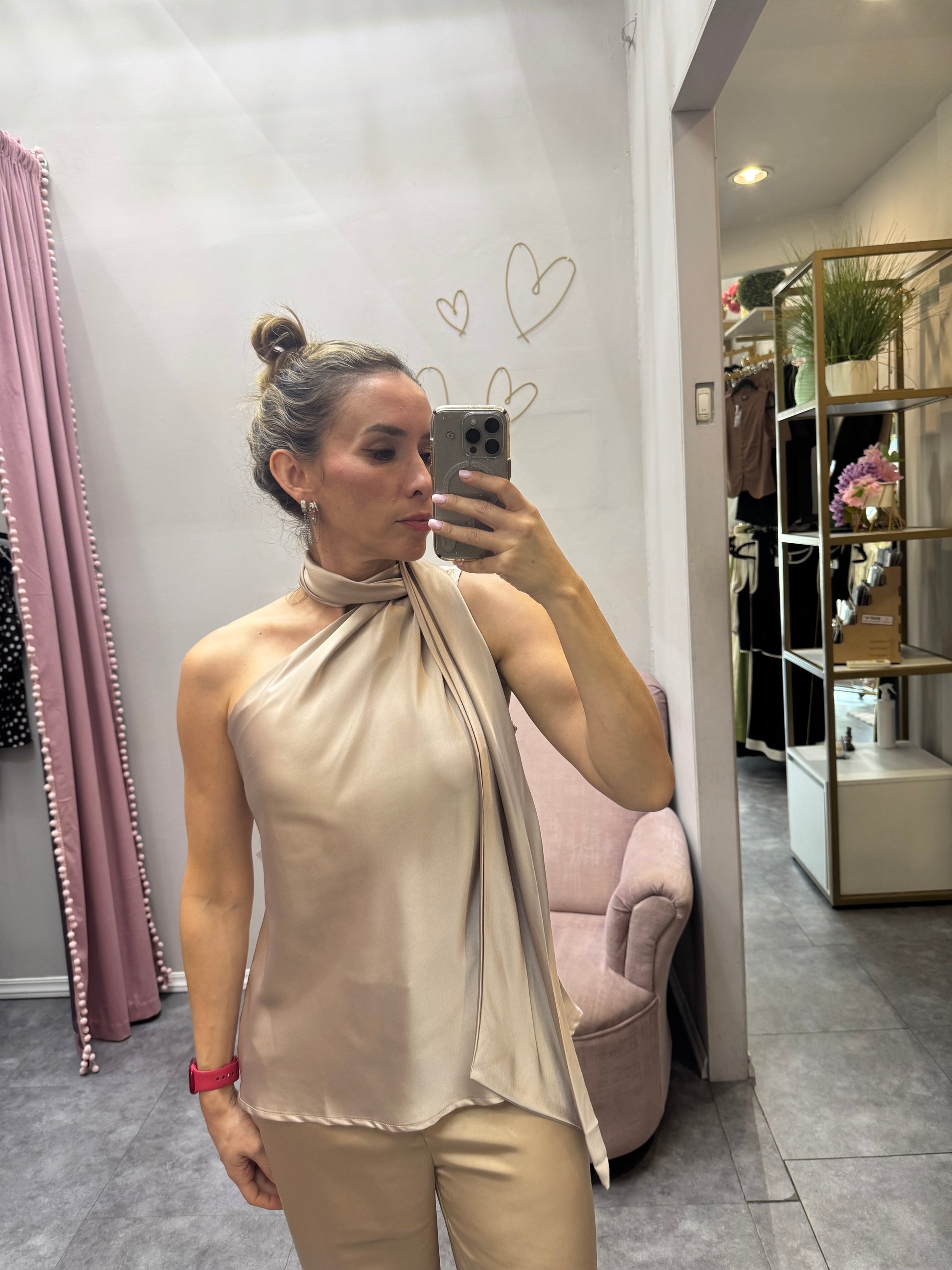 TOP DE SATIN CON TIRA EN CUELLO