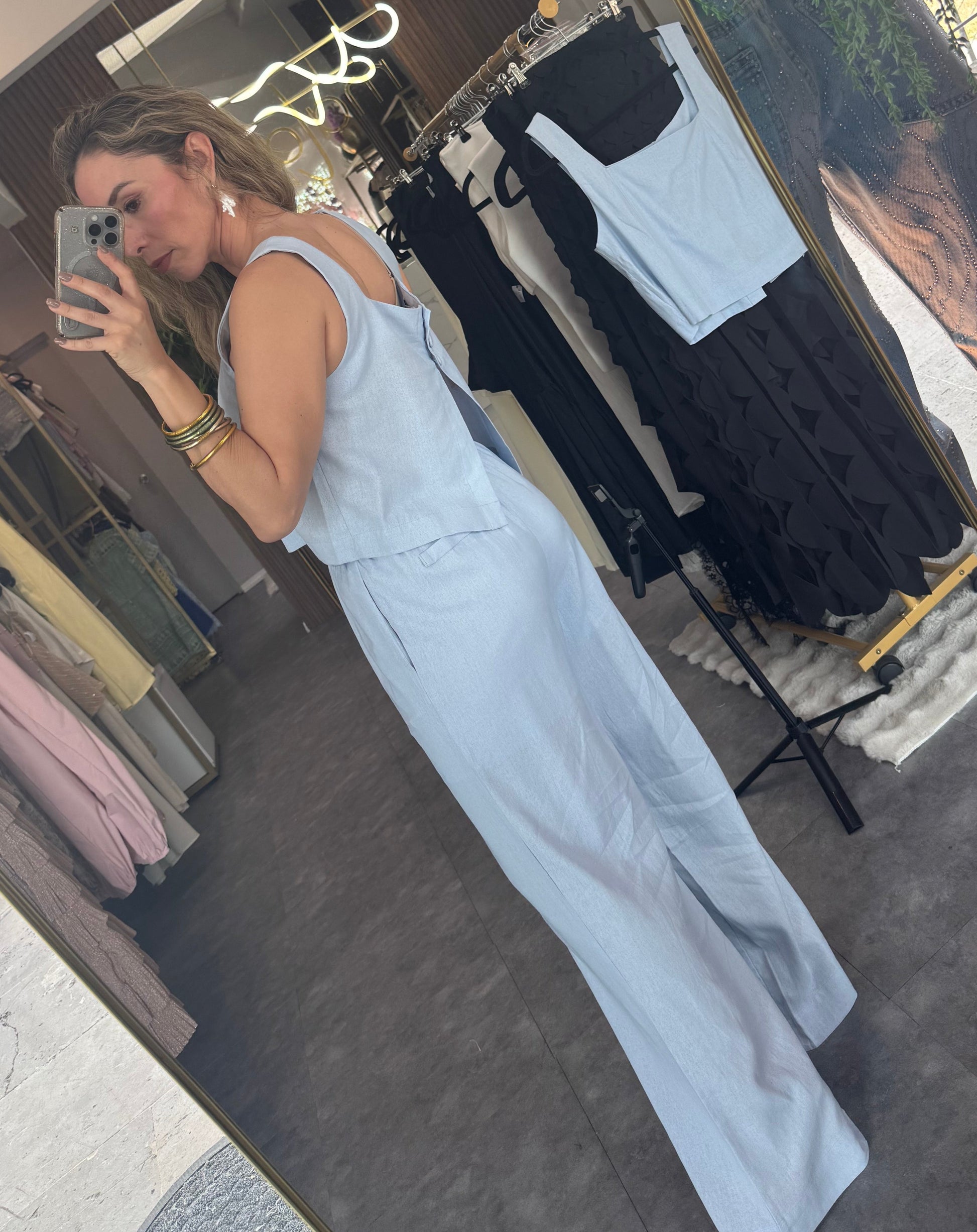 SET DE TOP CON BOTONES EN ESPALDA Y PANTALÓN DE LINO