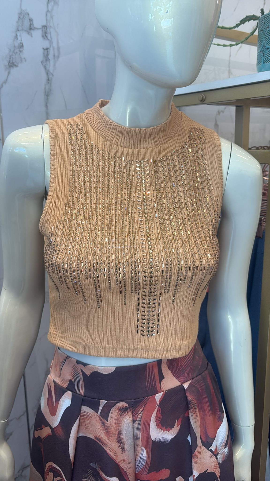 Blusa crop top con aplicaciones ocre