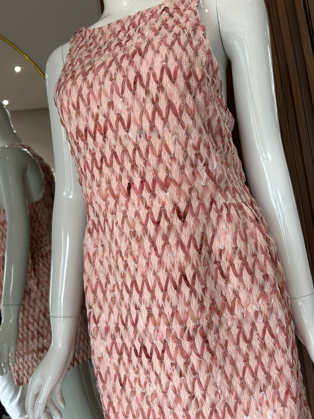 VESTIDO CORTO CON LISTONES ENTRELAZADOS