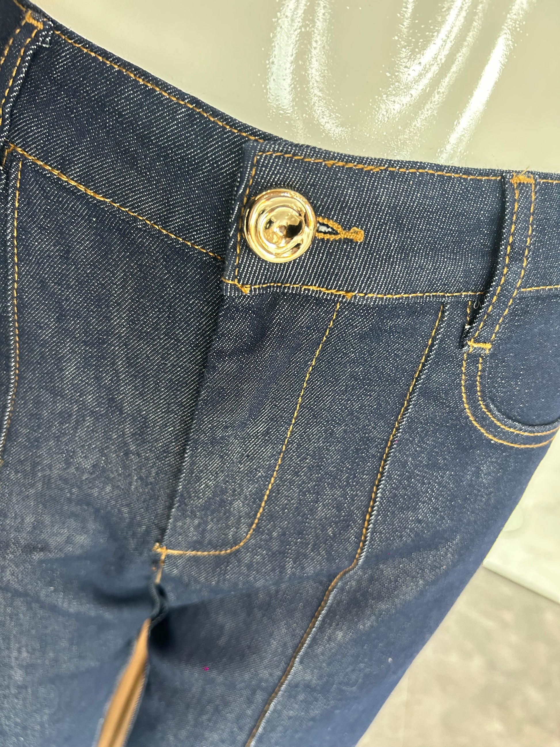 JEANS OSCUROS RECTOS CON LINEA CENTRAL