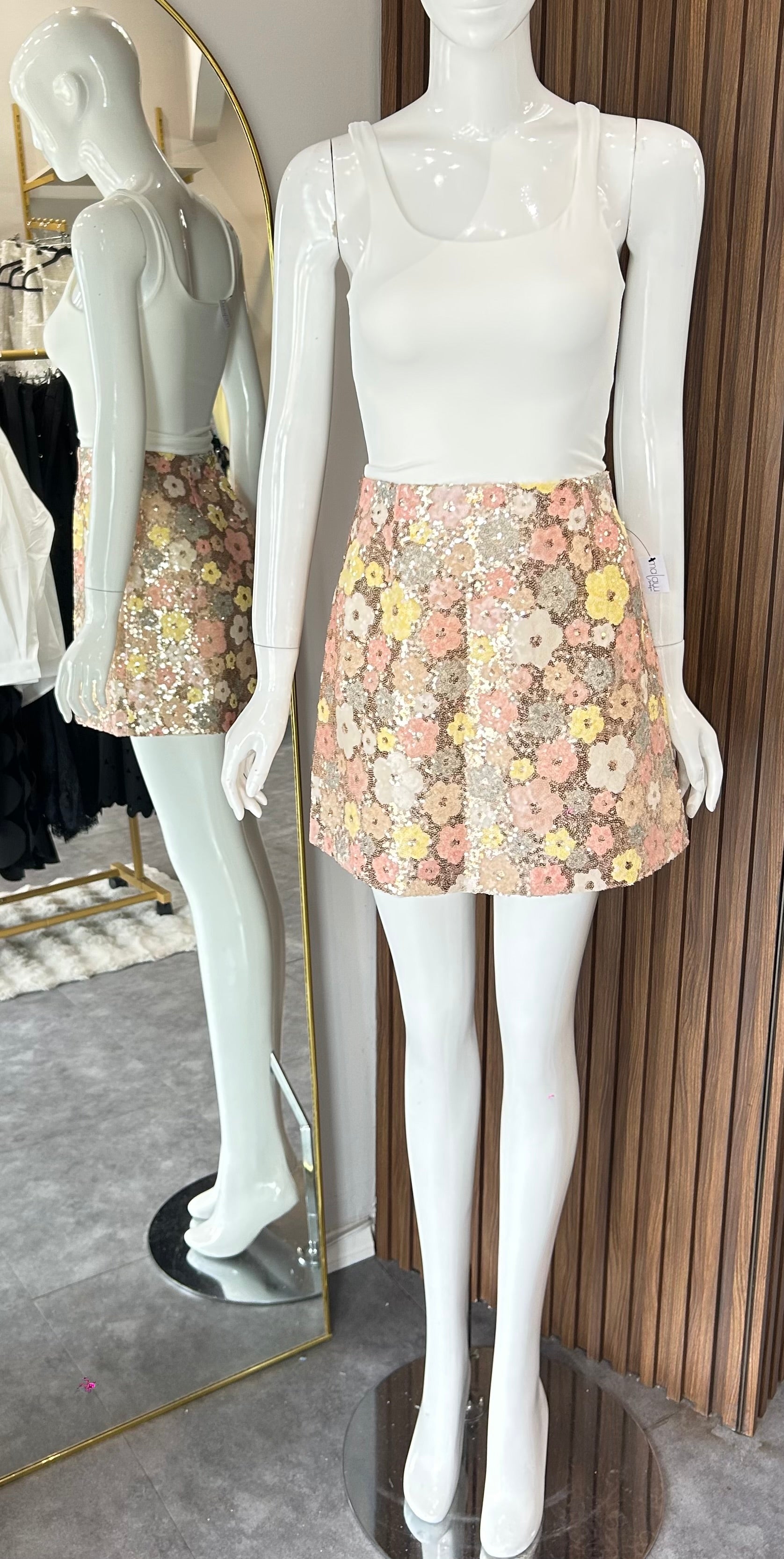 FALDA CORTA DE FLORES BORDADA