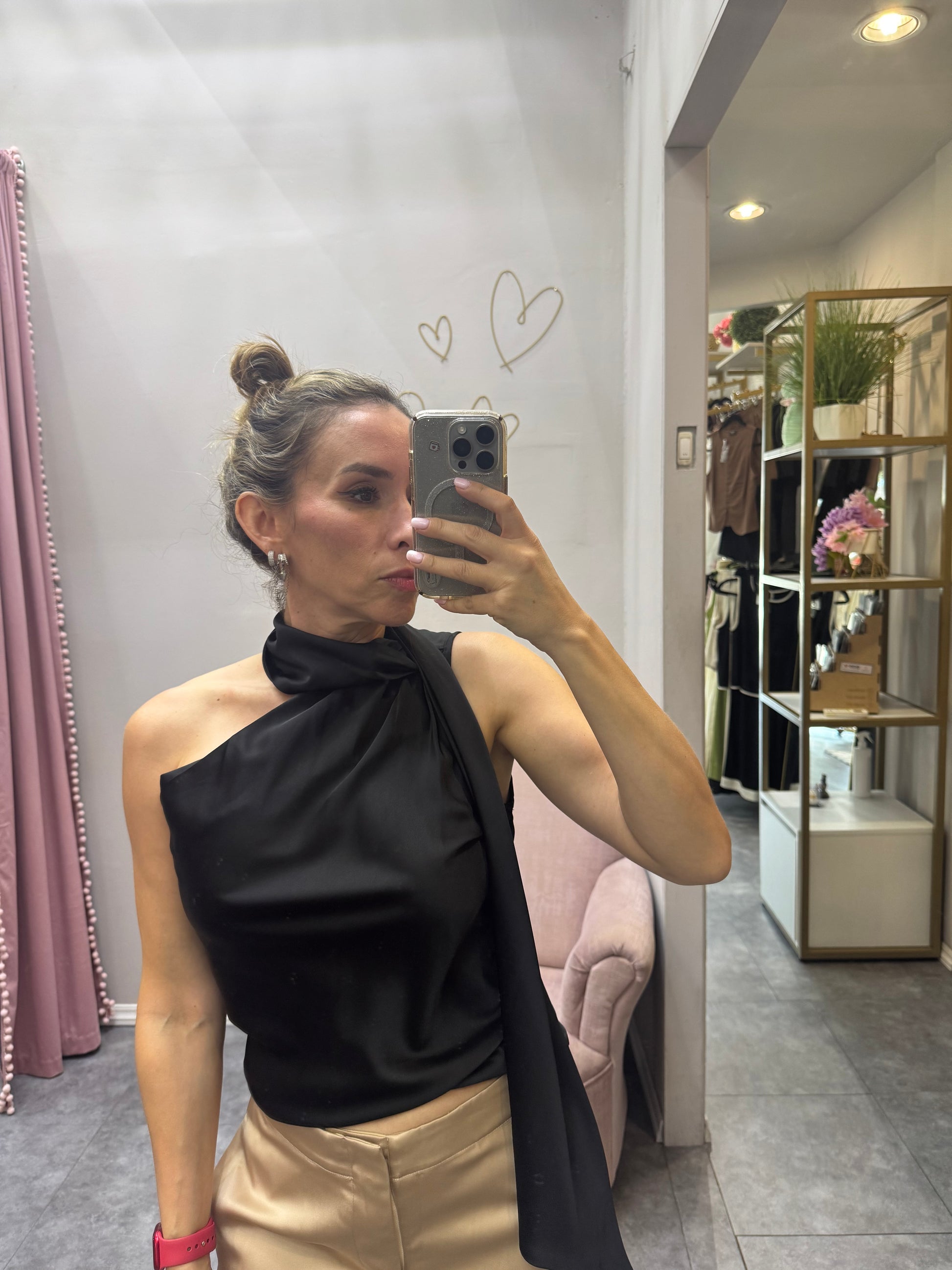 TOP DE SATIN CON TIRA EN CUELLO