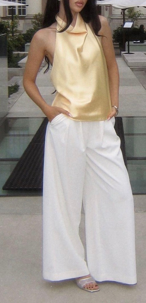 TOP DE SATIN CON CUELLO ALTO CAIDO