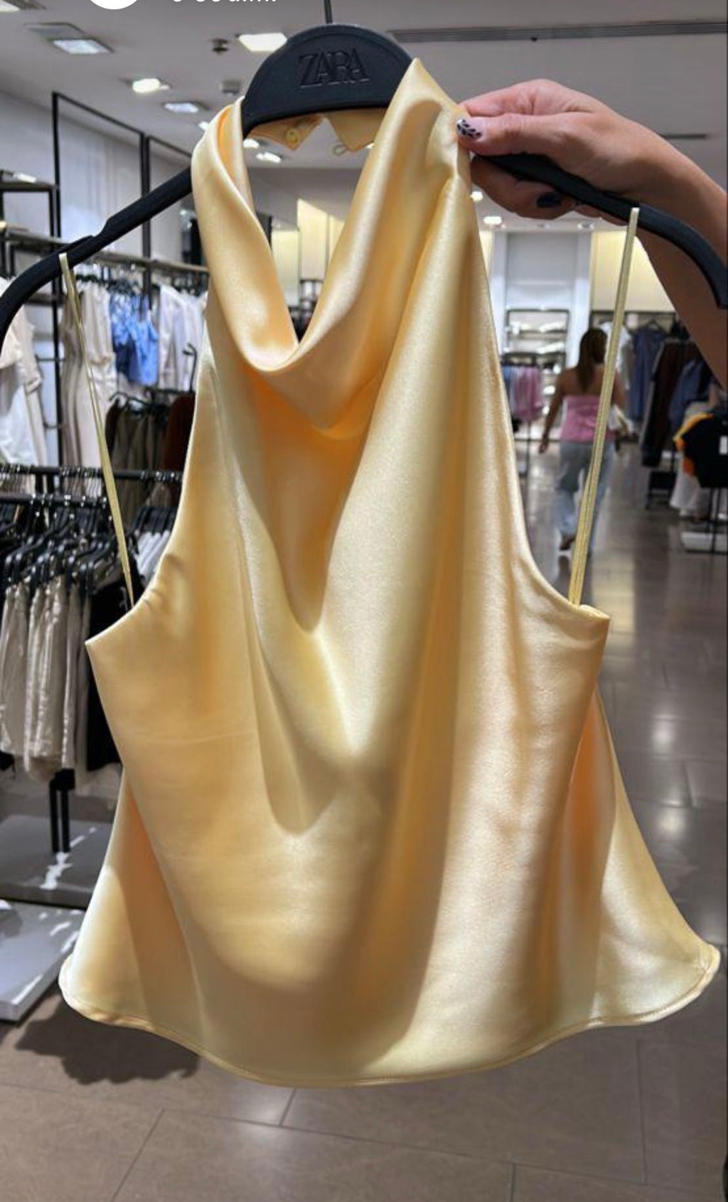 TOP DE SATIN CON CUELLO ALTO CAIDO