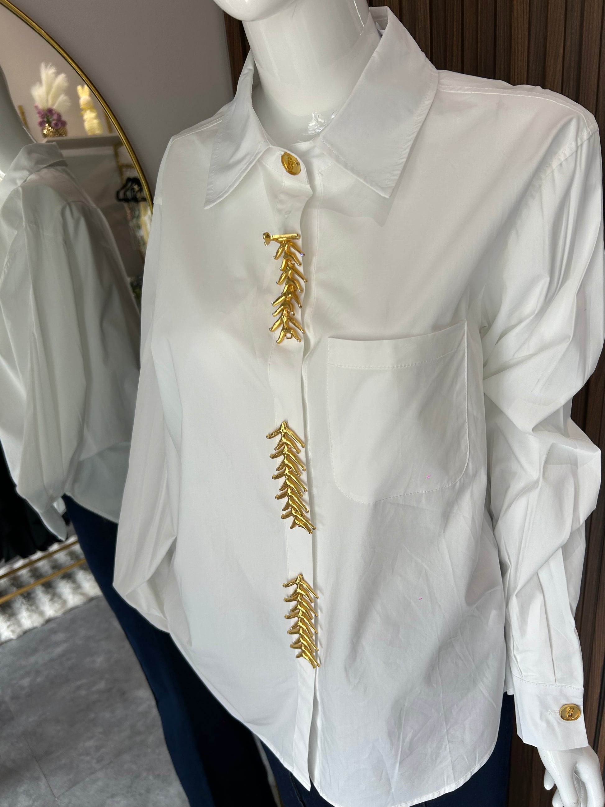 CAMISA DE BOTONES CON APLICACIONES DORADAS