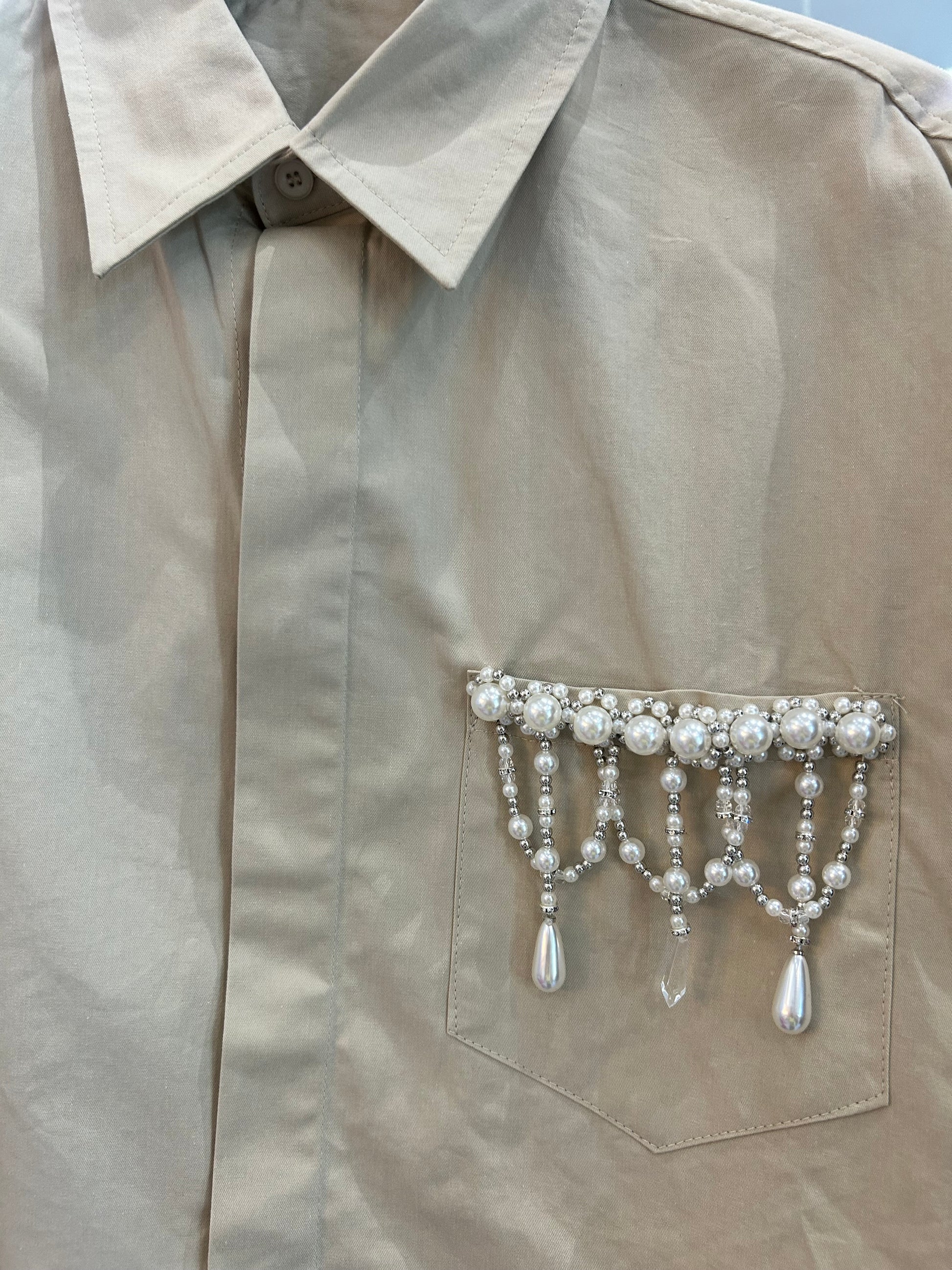 Blusa corta de botones con perlas en bolsa
