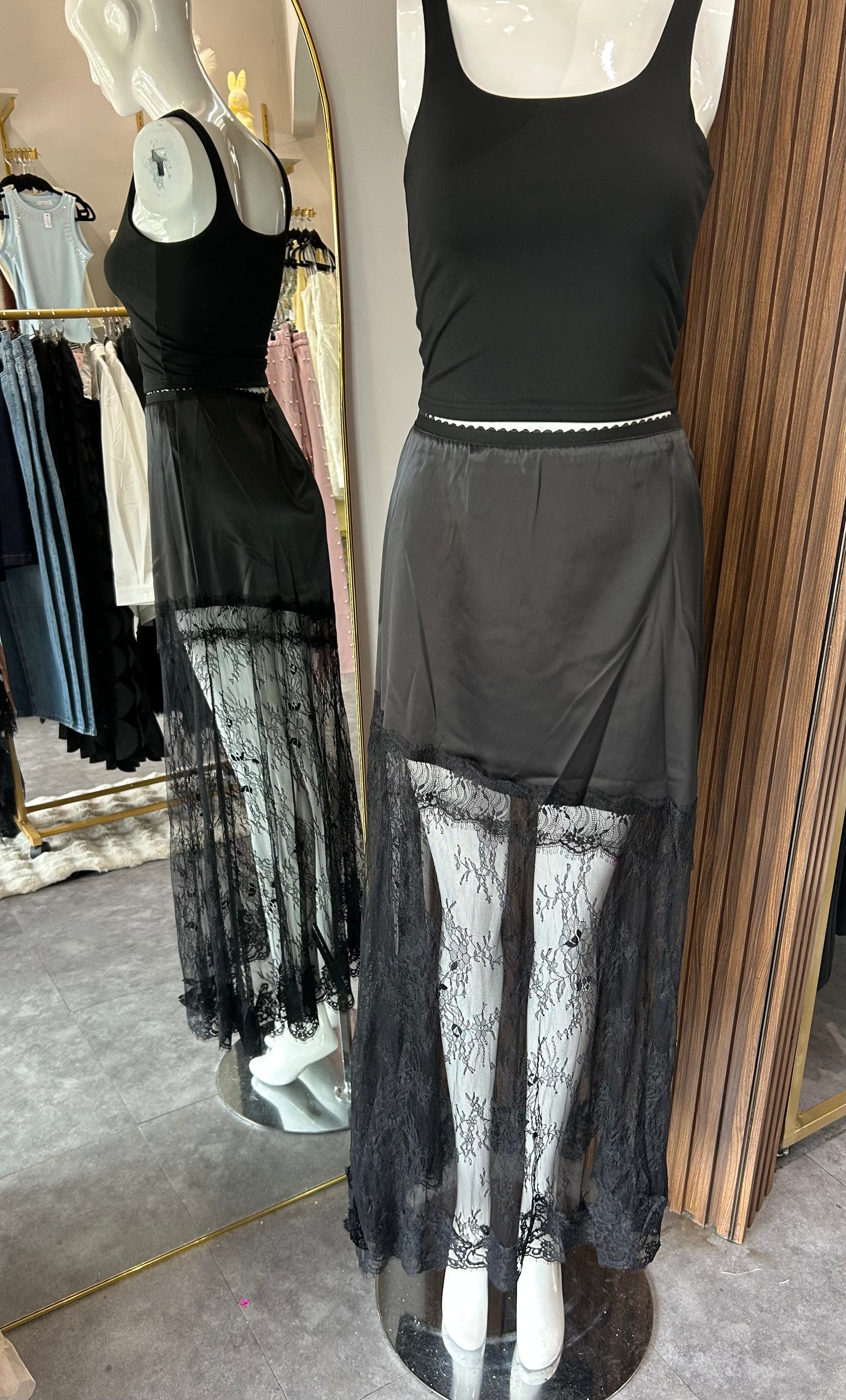 FALDA DE SATIN CON ENCAJE