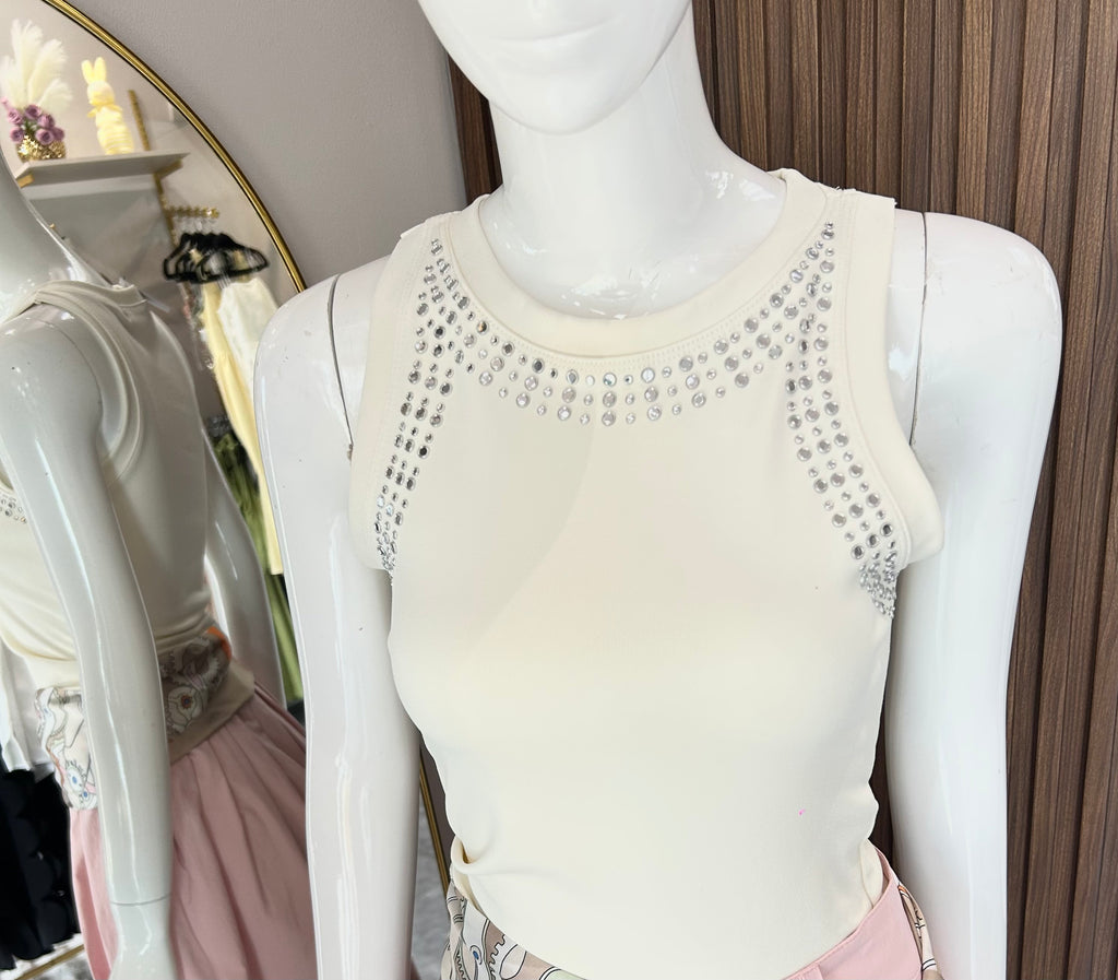 BLUSA BASICA CON APLICACIONES EN ORILLAS