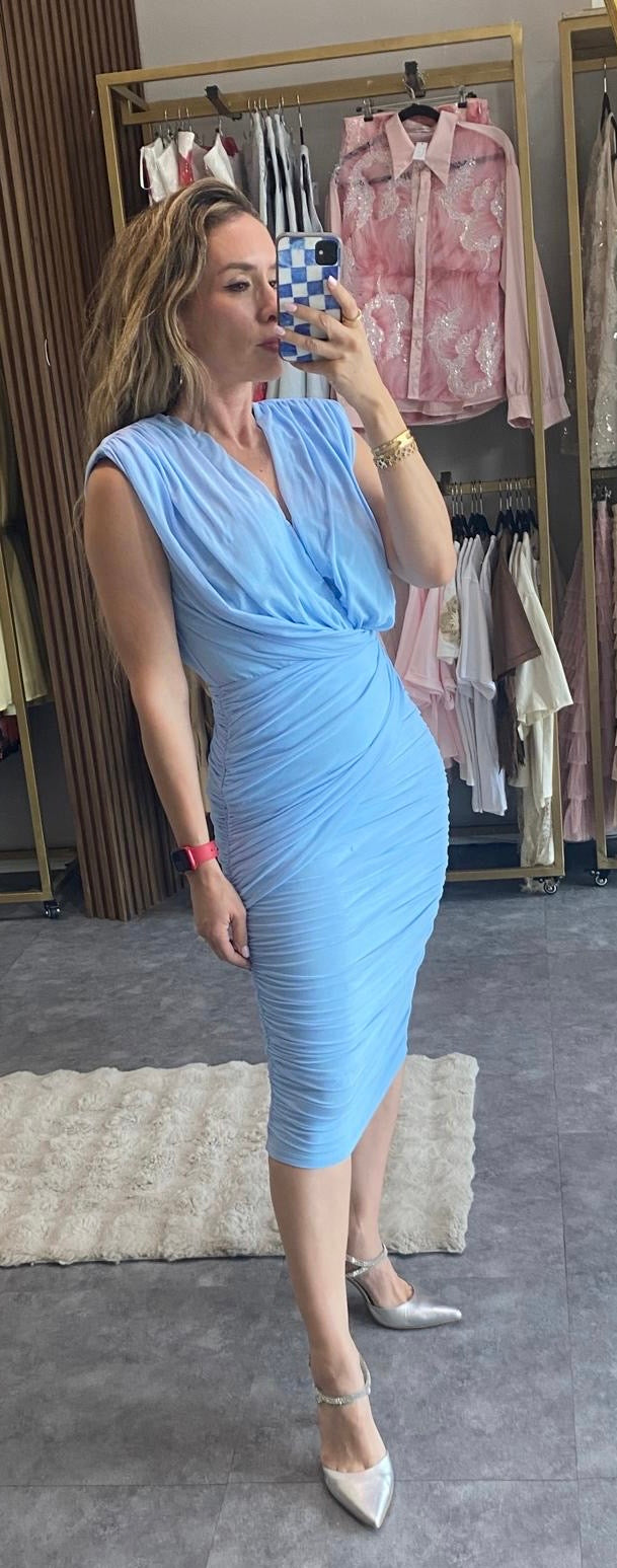 VESTIDO MIDI MESH DE HOMBRERAS CELESTE
