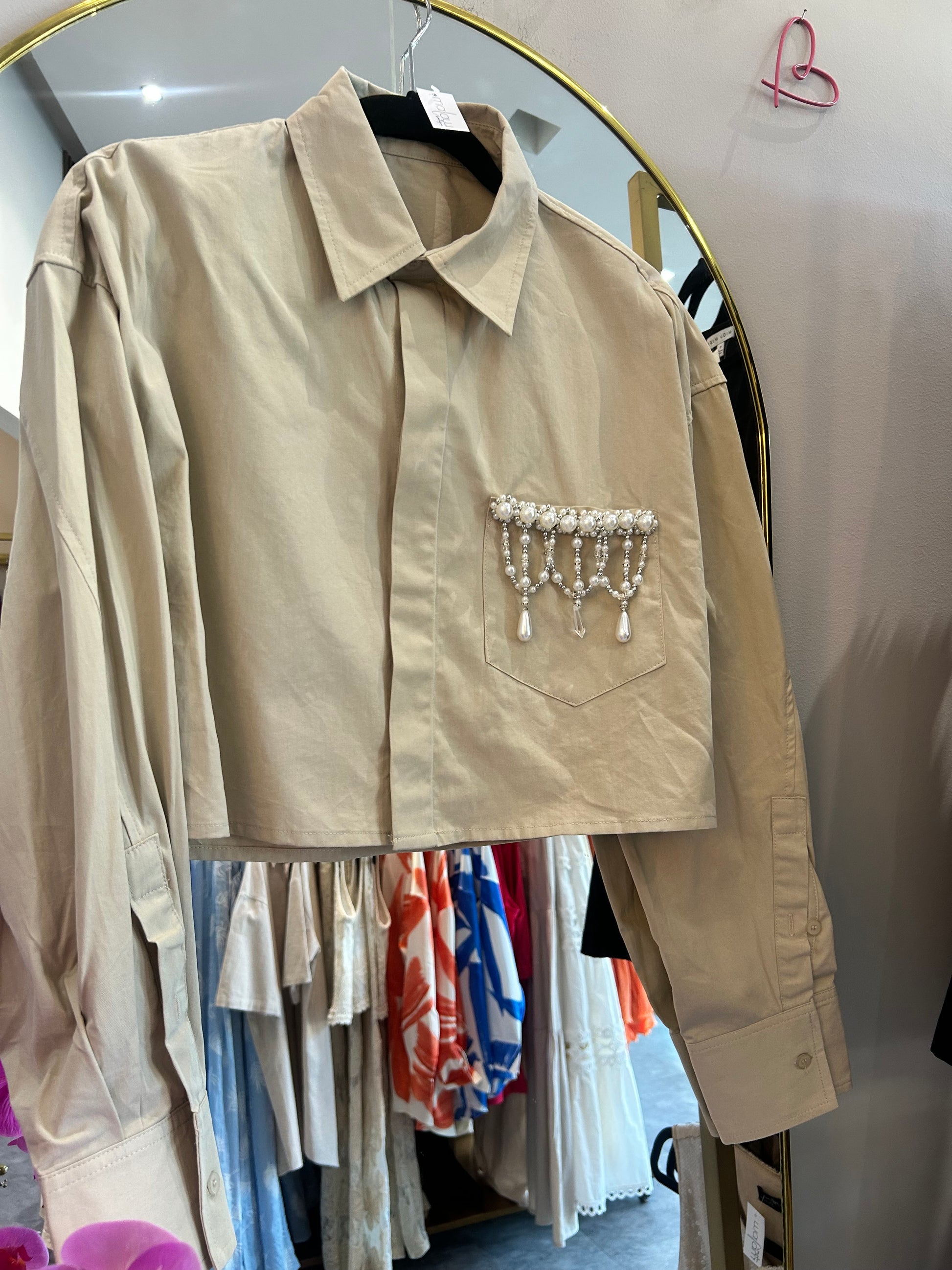 Blusa corta de botones con perlas en bolsa