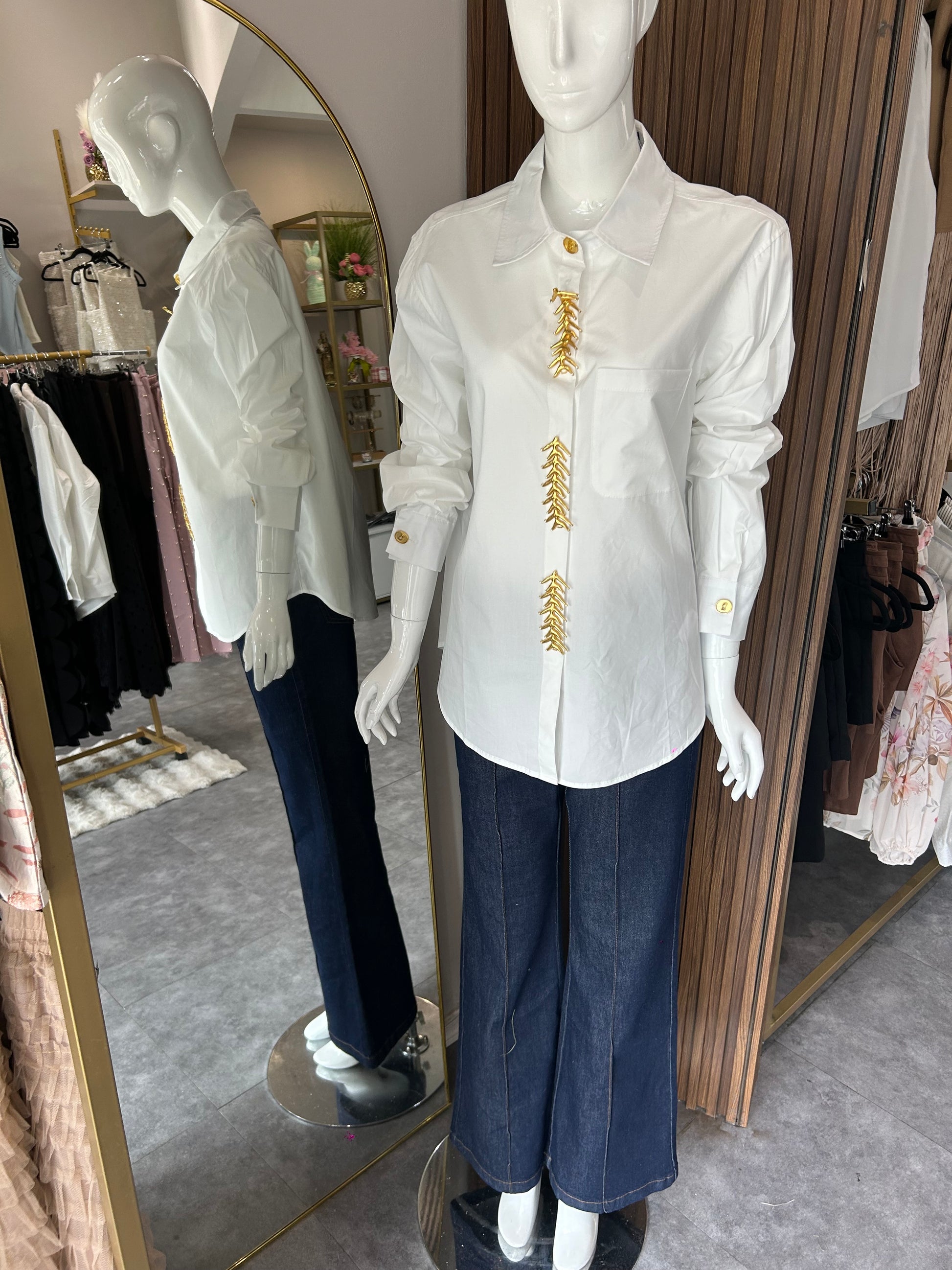 CAMISA DE BOTONES CON APLICACIONES DORADAS