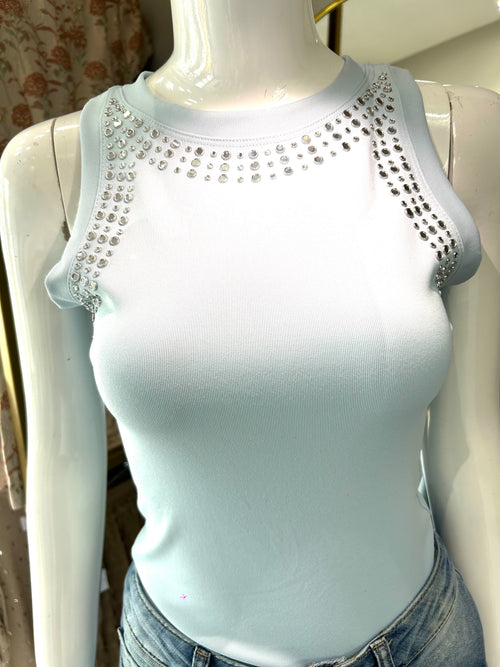BLUSA BASICA CON APLICACIONES EN ORILLAS