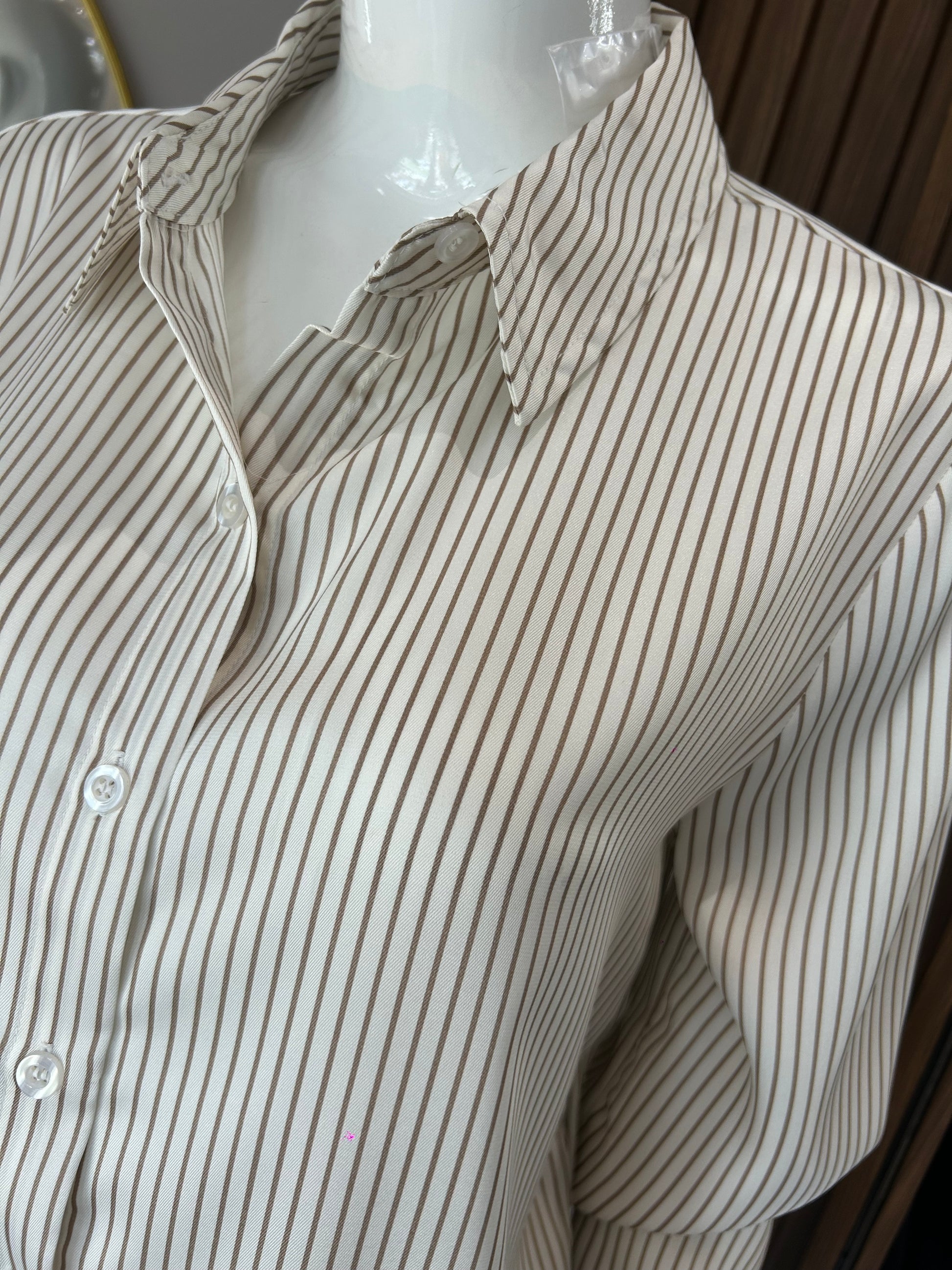 CAMISA DE BOTONES CON RAYAS CAFES
