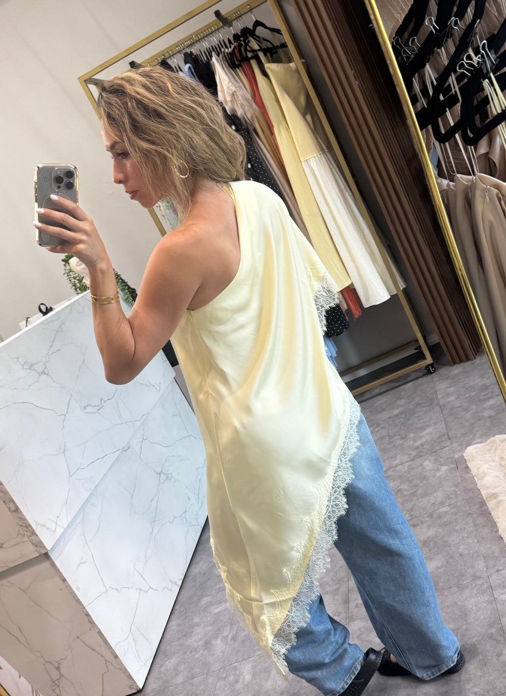BLUSA DE SATIN LARGA AMARILLA