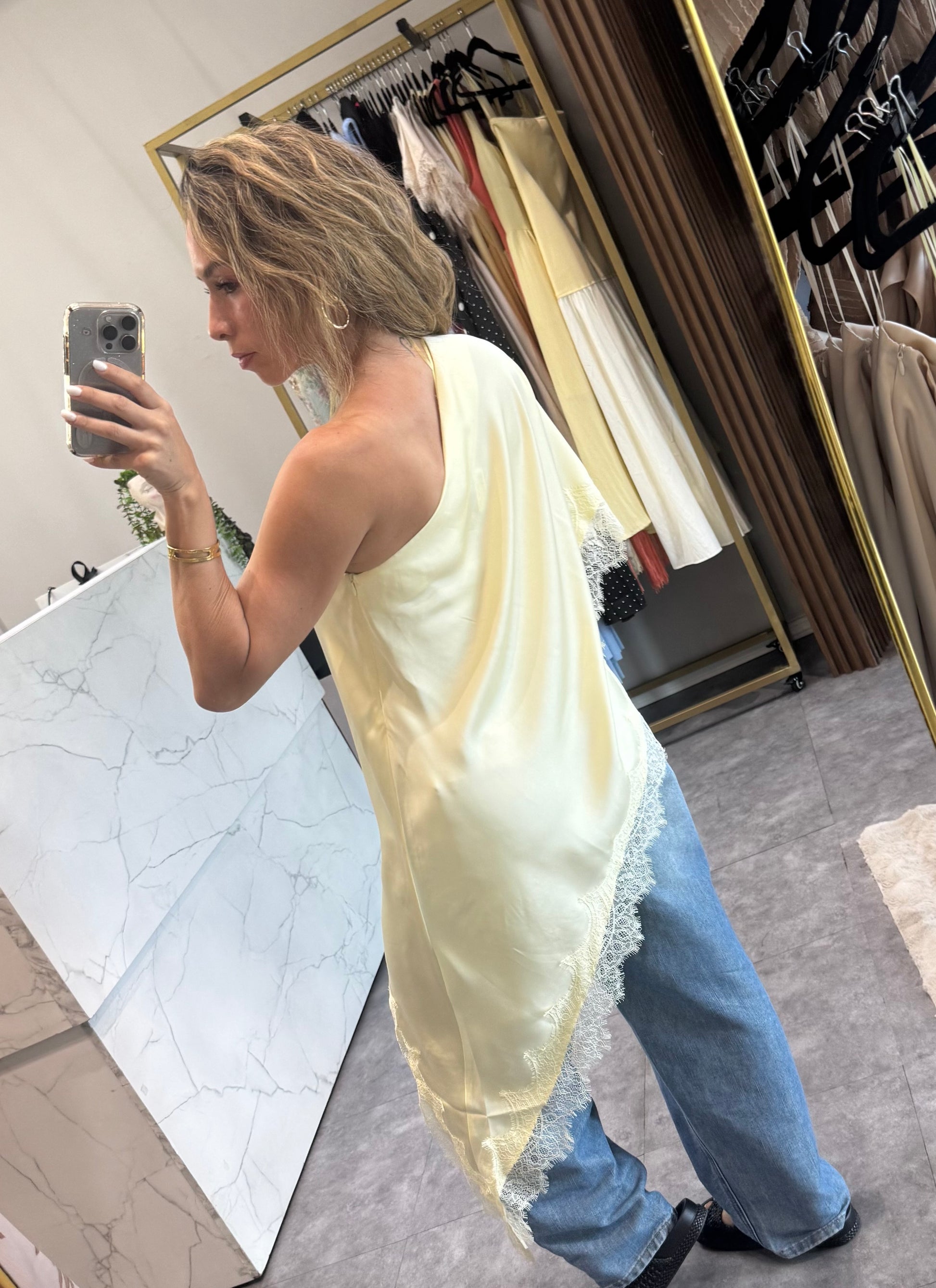 BLUSA DE SATIN LARGA AMARILLA
