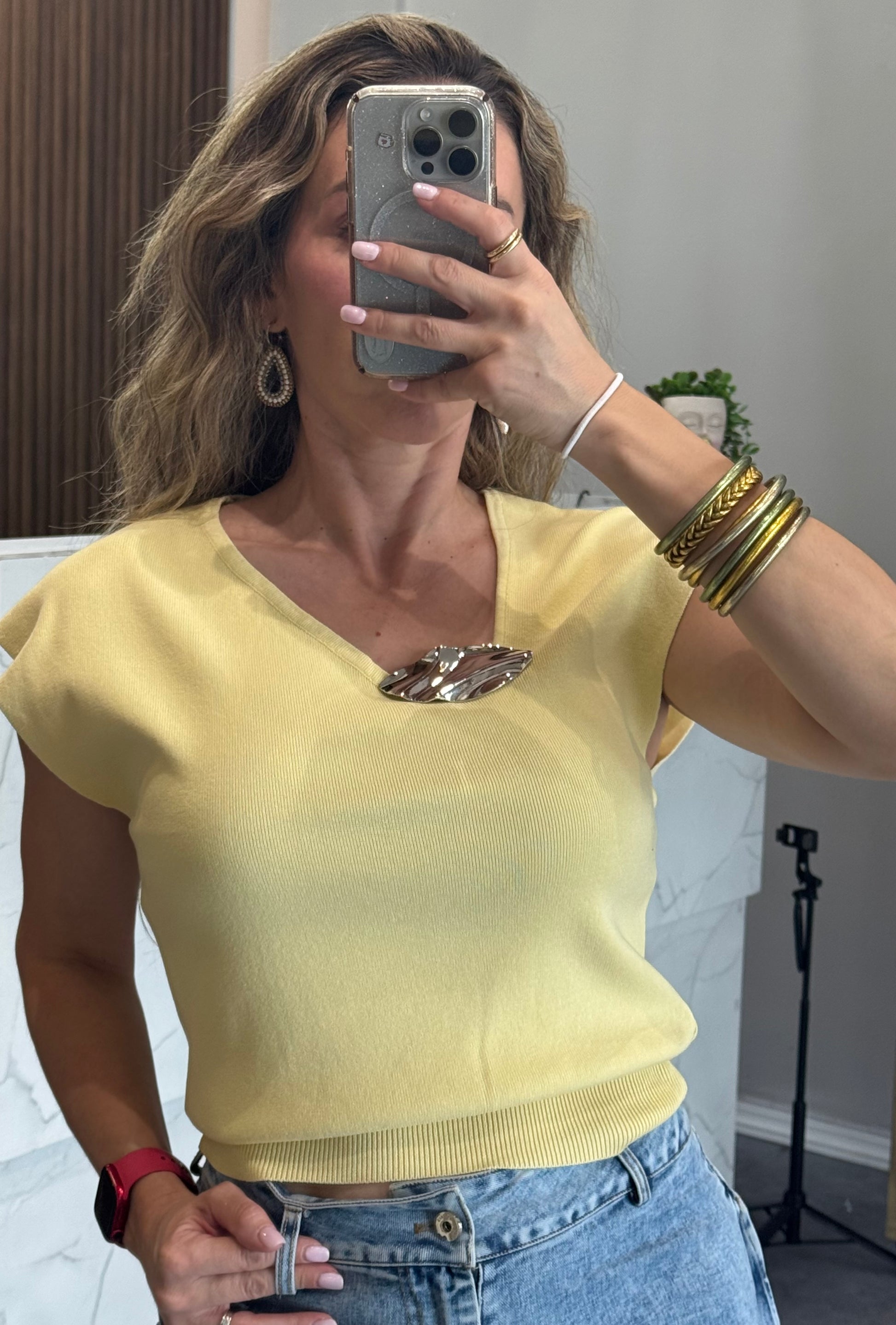 BLUSA DE PUNTO AMARILLA CON BROCHE DORADO EN CUELLO