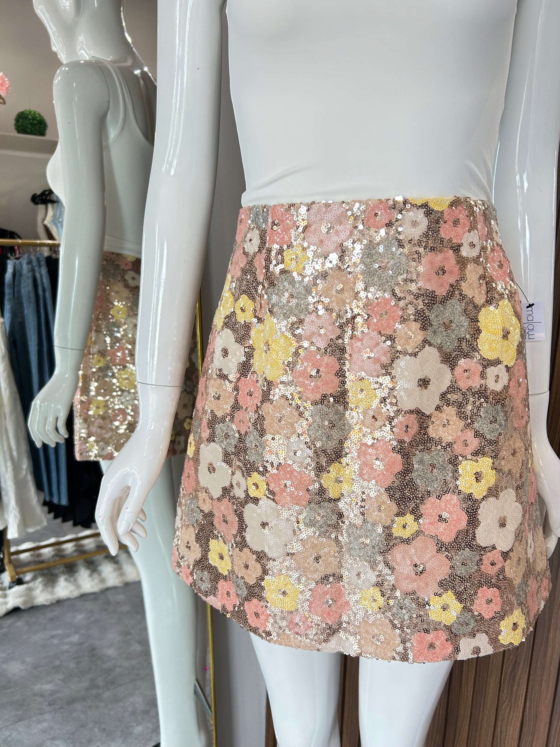 FALDA CORTA DE FLORES BORDADA