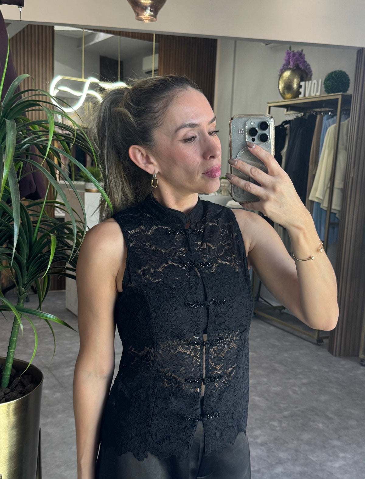 BLUSA NEGRA DE ENCAJE TRANSPARENTE