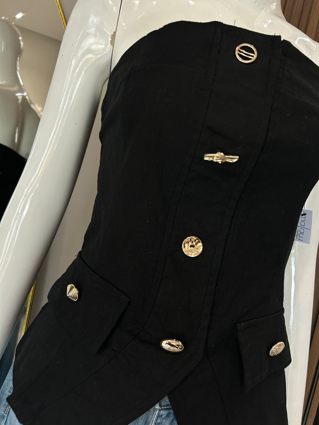 TOP STRAPLE NEGRO CON BOTONES DORADOS